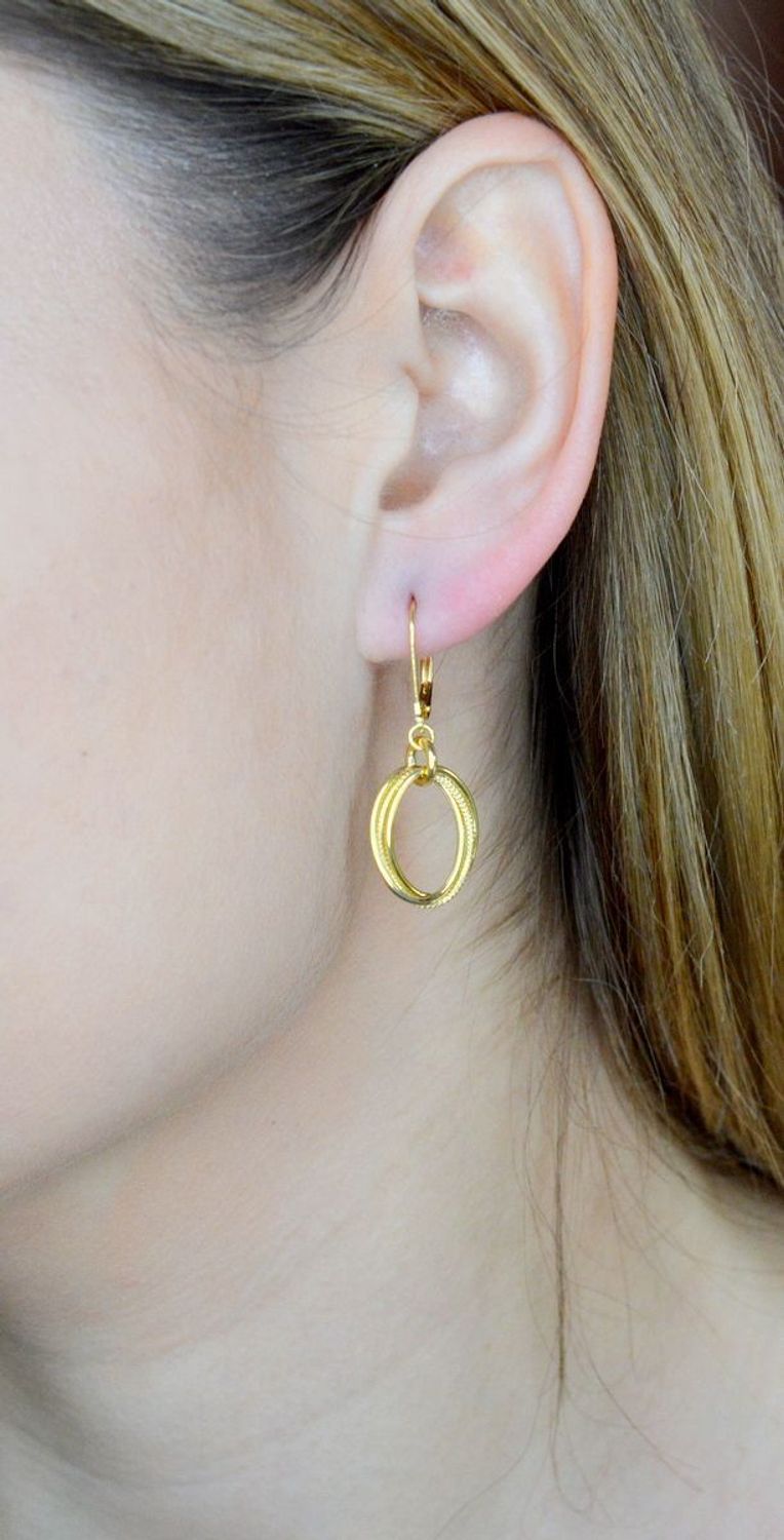 Złote kolczyki 585 wiszące owalne z ozdobnym grawerowaniem KL 8651 585. Złote kolczyki wykonane z najwyższej jakości żółtego złota, próba 585, waga około 1,46 gram. Kolczyki w minimalistycznym stylu, wpisujące się w obecne trendy mod.jpg